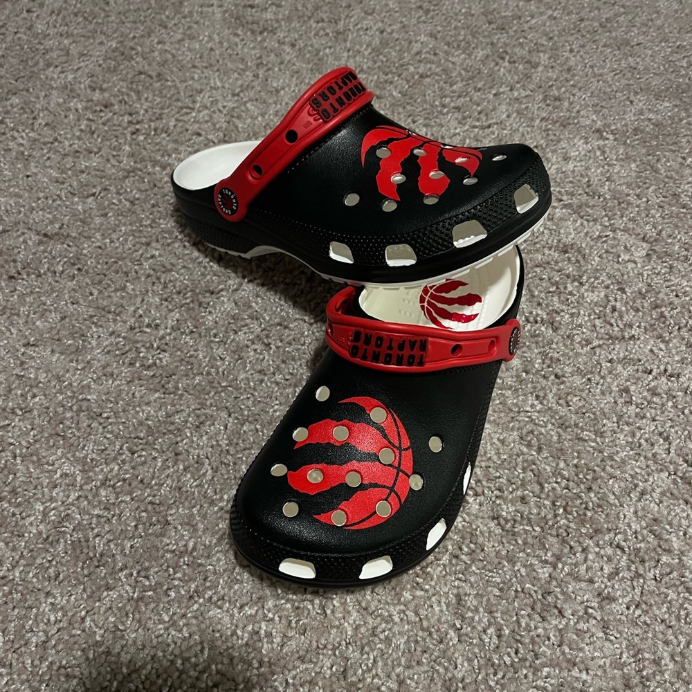 NWOT Crocs NBA TORONTO RAPTORS Classic Clogs Men's 5 Women's 7 - Picture 3 of 5